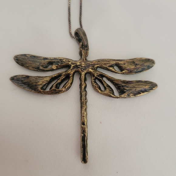 BEAUTIFUL DRAGONFLY NECKLACE BEJEWELED UNMARKED BLUE COLORS 2" PENDANT - Picture 4 of 10